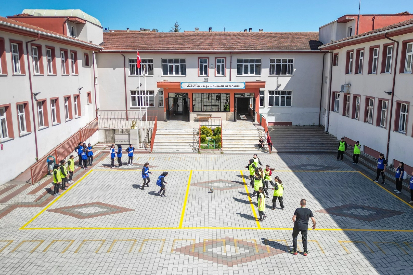 İnegöl’de okul bahçelerine bahar geldi