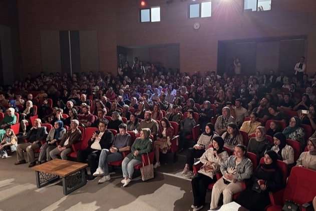 Mektep Melikgazi öğrencilerinden 'Çehovatör' oyunu