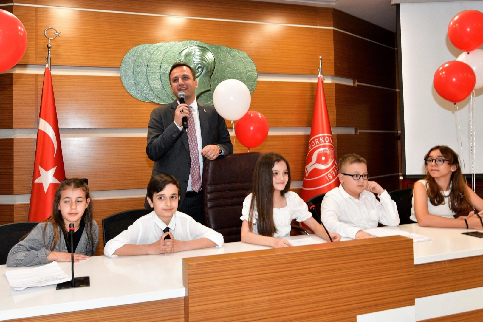 Bornovalı miniklerden Atatürk'e saygı, geleceğe umut mesajı