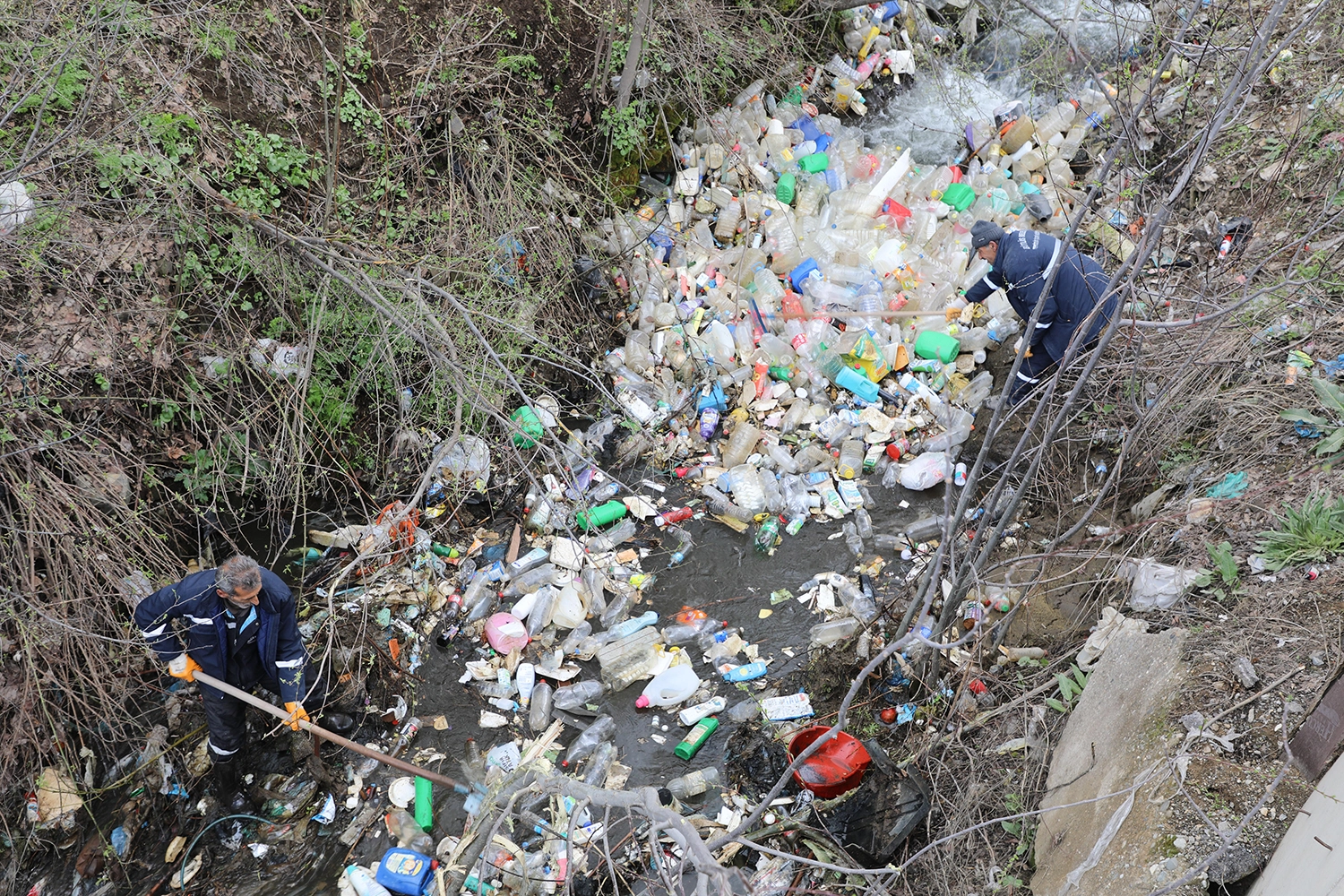 Dere yataklarını çöplüğe döndürmüşler
