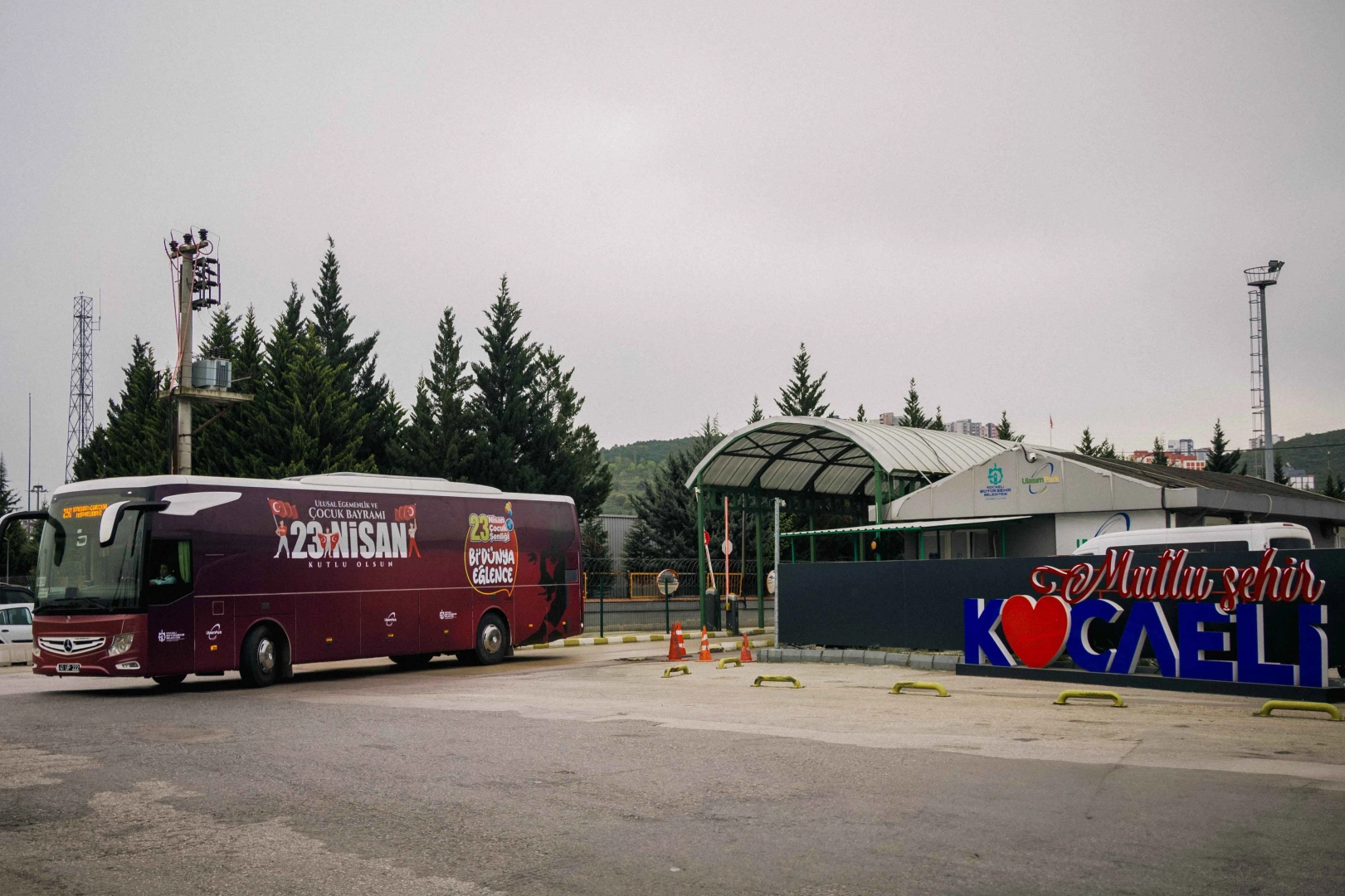 Kocaeli'de otobüs ve tramvaylar 23 Nisan'a özel giydirildi