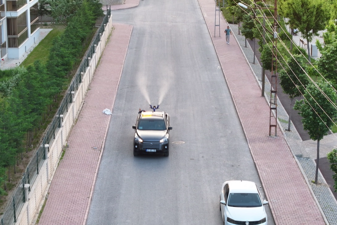 Konya Karatay Belediyesi’nden bayram öncesi ilaçlama mesaisi