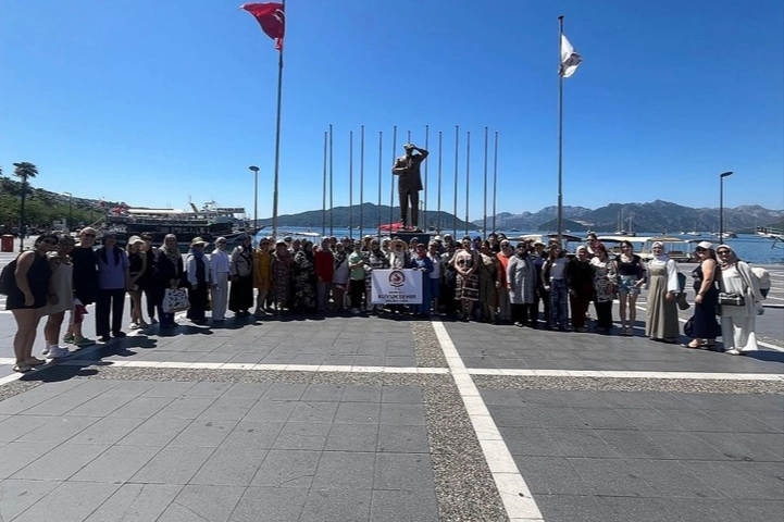 Denizli'de yüzme öğrenen kadınlar ilk kez denizle tanıştı