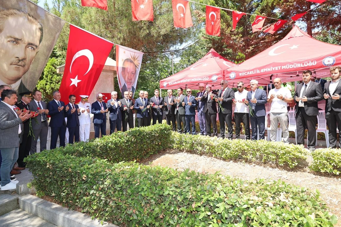 Kocaeli Bağçeşme’de protokol tam kadro şehitleri andı
