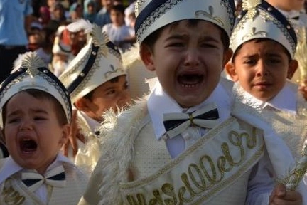 Sünnette çocuğun psikolojisine dikkat edilmeli
