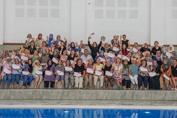 “Yüzme Bilmeyen Kalmasın” projesinde kadınlar sertifikalarını aldı