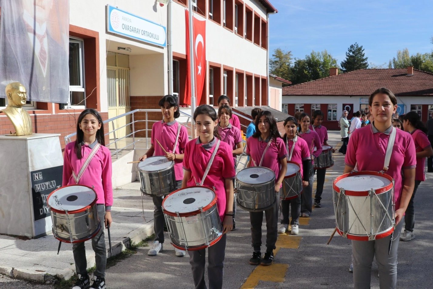 Amasya'da köy okulu bando kurdu