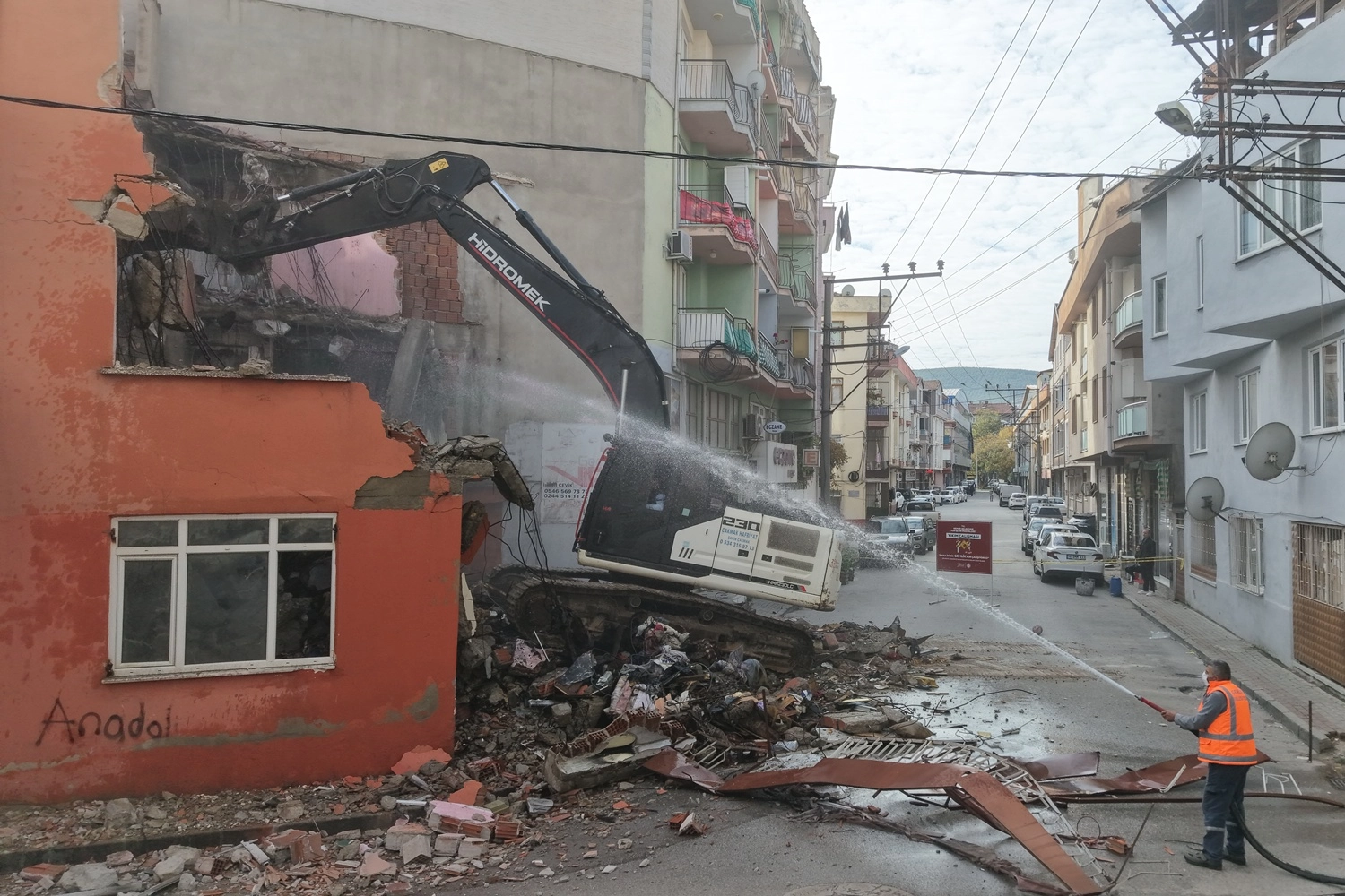 Bursa Gemlik’te güvenli kent için metruk bina yıkımları sürüyor