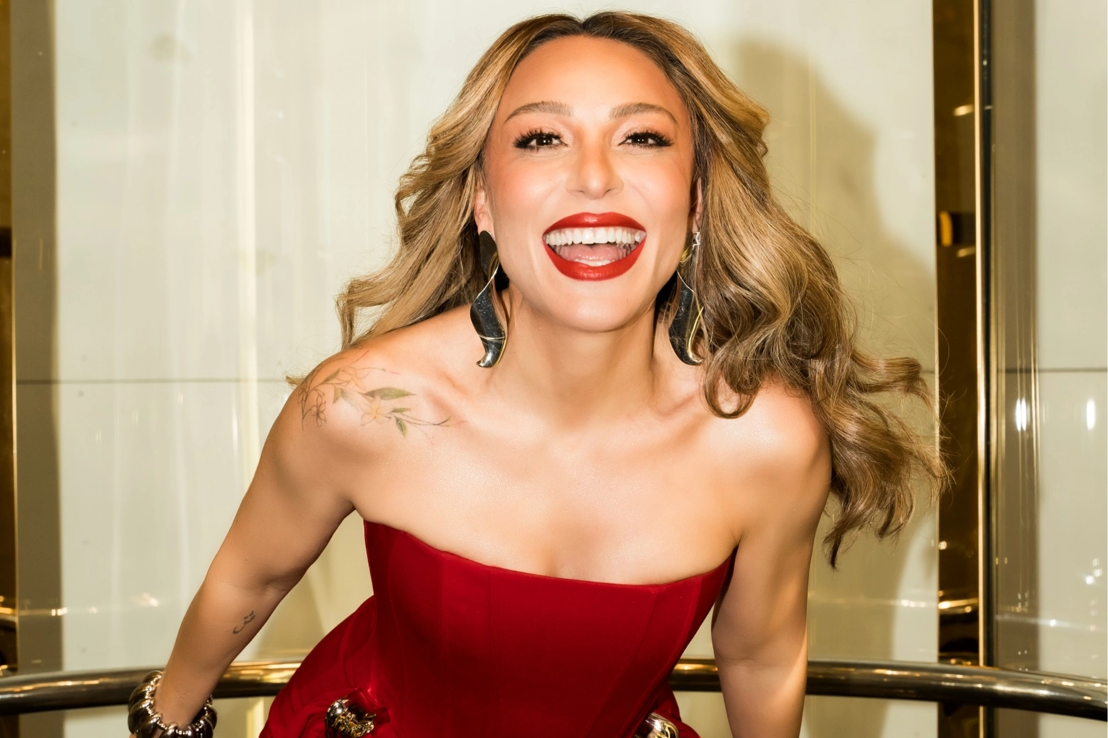 Ziynet Sali’den kırmızı elbiseli alev alev paylaşım!