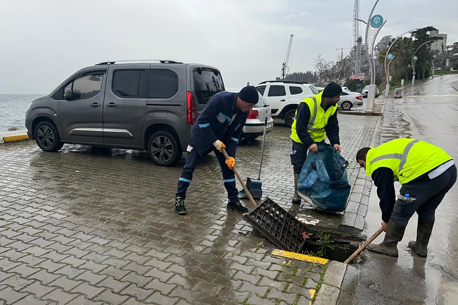 Kocaeli Büyükşehir’den fırtına sonrası temizlik