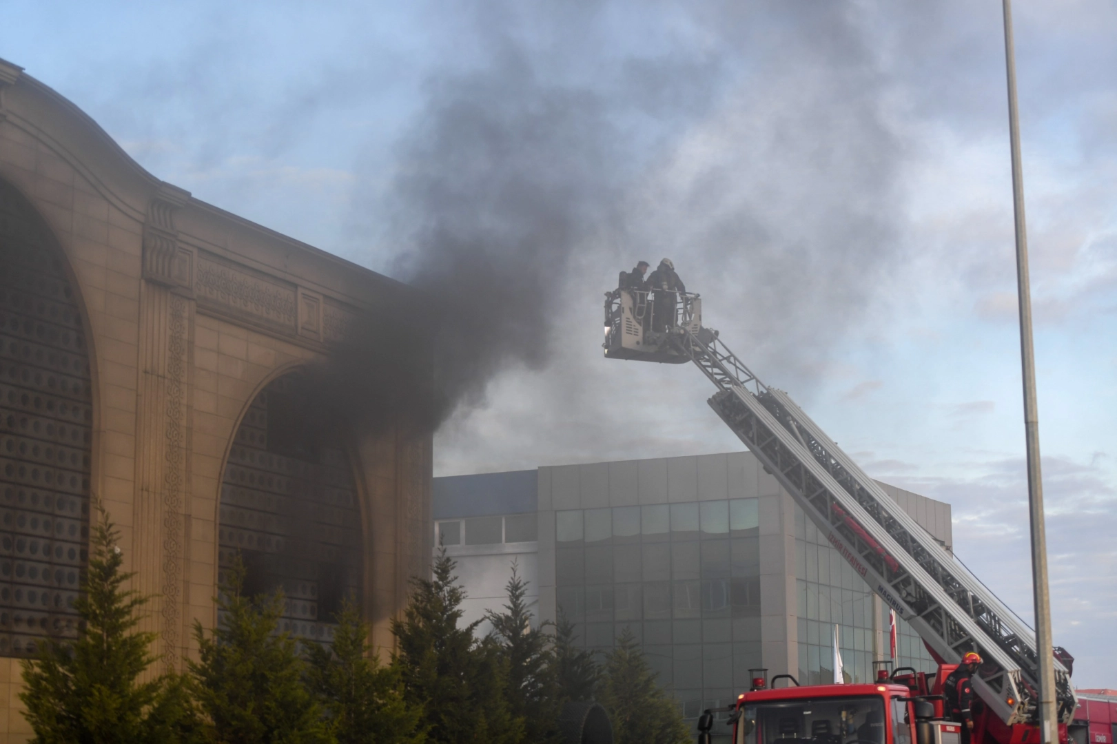 İzmir'de fabrika yangını kısa sürede kontrol altına alındı