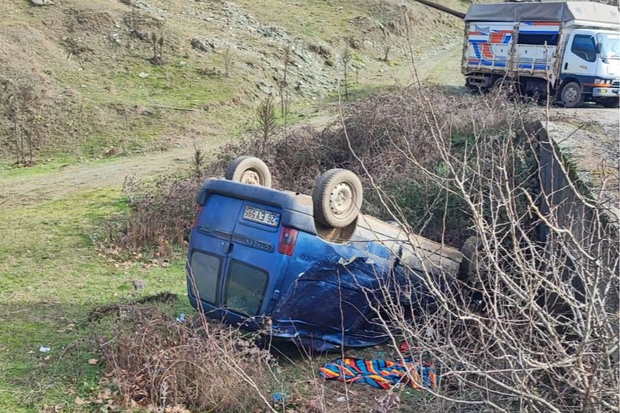 Bilecik Pazaryeri'nde araç köprüden düştü!