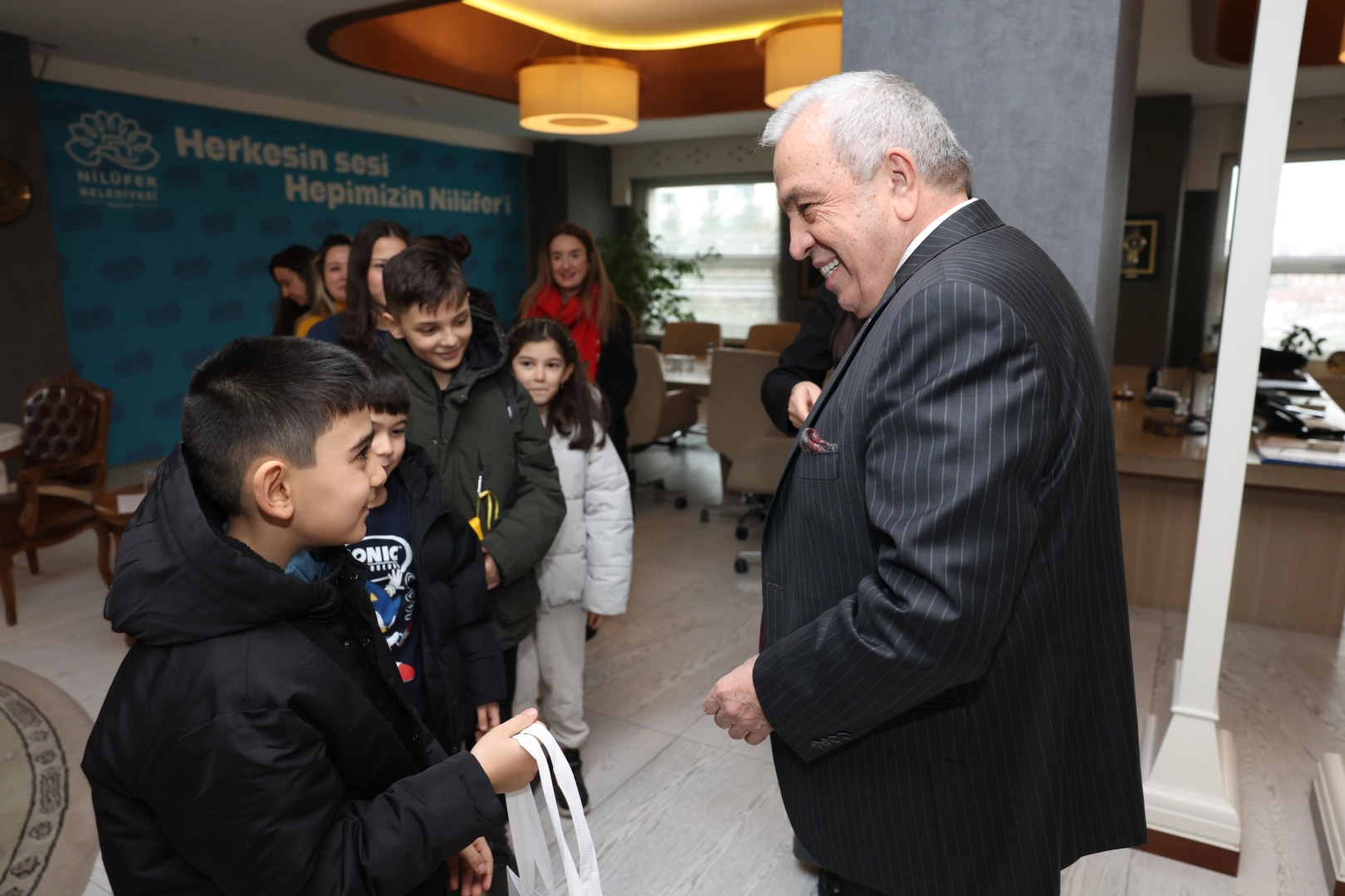 Bursa Nilüfer'de Badırgalı çocuklar el emeklerini Başkan Özdemir’e hediye etti