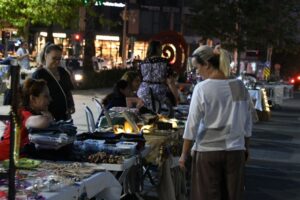 İzmir Narlıdere’de gece pazarı ilgisi