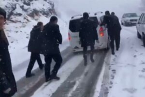 Adıyaman’ı etkisi altına alan kar, sürücülere zor anlar yaşattı. Adıyaman