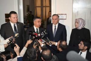 AK Parti Grup Başkanı İsmet Yılmaz, başörtüsüne anayasal güvence teklifinin,