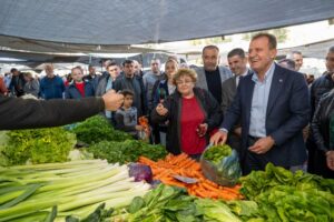 Mersin Büyükşehir Belediye Başkanı Vahap Seçer, Mezitli ilçesinde esnaf ve