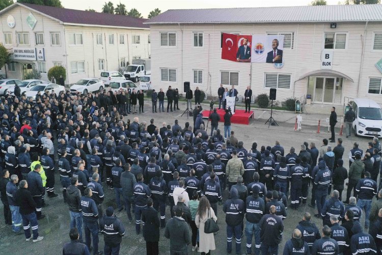 Adana Büyükşehir Belediye Başkanı Zeydan Karalar, yeni yıl öncesi çalışanlarla