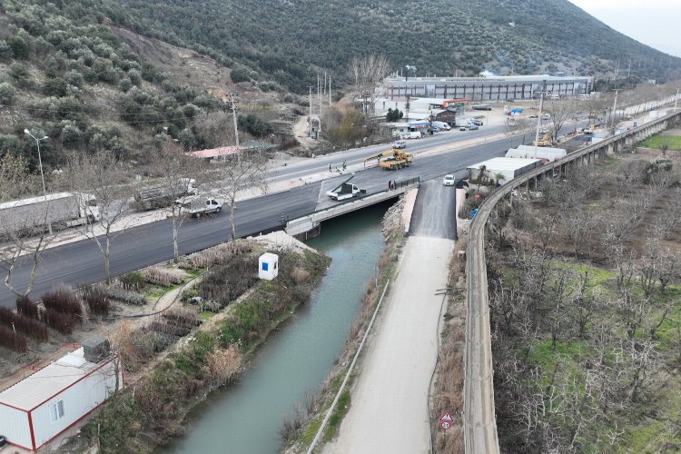 Bursa Büyükşehir Belediyesi, yeni yol-köprü ve kavşak imalatlarının yanında mevcut