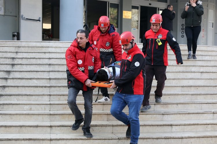 Bursa’nın Gürsu ilçesinde belediye personeli, düzenlenen deprem ve yangın tatbikatında