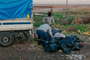 Bursa’nın Karacabey Belediyesi Zabıta Müdürlüğü ekipleri kaçak moloz dökümü yapan