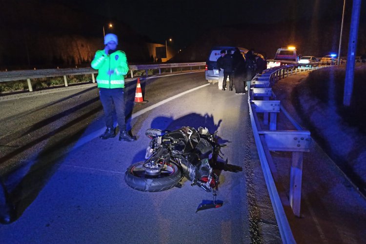 Bursa’da Orhangazi-Gemlik yolu Karsak Otoban gişeleri üzerindeki virajı alamayan motosiklet