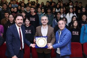 Kocaeli’de Çayırova Belediye Başkanı Bünyamin Çiftçi, Ertuğrul Kurdoğlu Anadolu Lisesi’nde