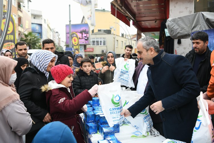 Çayırova Belediye Başkanı Bünyamin Çiftçi, Regaib Kandili dolayısıyla vatandaşlara kandil