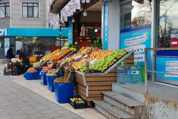 Düzce Belediyesi zabıta Müdürlüğü ekipleri raflardan toplanan ürünlerin etiket fiyatları