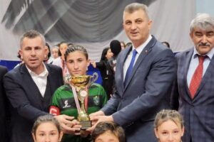 Gölcük Barbaros Hayrettin Lisesi Futsal Kız Takımı, büyük başarıya imza