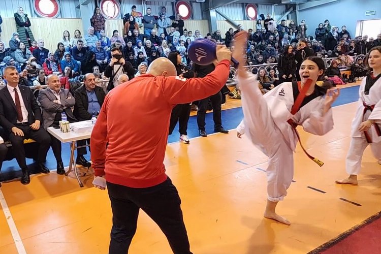 Gölcük Belediyespor bünyesindeki taekwando branşında bulunan 410 sporcu, düzenlenen törenle