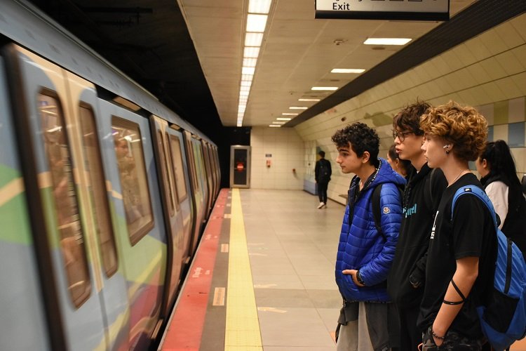 Metro İstanbul, yolcuların yüzde 42,32’sinin öğrencilerden oluştuğunu açıkladı. Okul döneminde