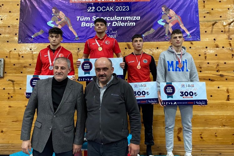 İzmit Belediyespor Güreş Takımı sporcusu Barış Kemal Yiğit, Düzce’de düzenlenen