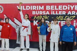 İzmit Belediyespor Karate Takımı, Bursa Naim Süleymanoğlu Spor Salonu’nda düzenlenen