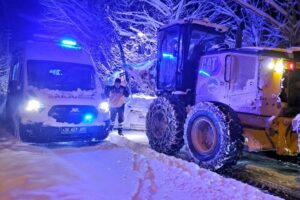 Kayseri Büyükşehir Belediyesi kar yağışı sonrası kapanan 111 mahallede 849