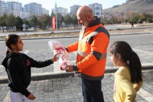 Kayseri’nin Kocasinan Belediye Başkanı Ahmet Çolakbayrakdar, Mithatpaşa Mahallesi’nde Osman Kavuncu