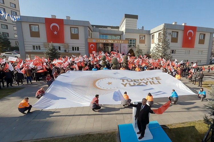 Kayseri’nin Talas Belediye Başkanı Mustafa Yalçın, belediyede görev yapan çalışanlarla