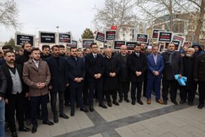 Kayseri’nin Yahyalı İlçesinde Cuma Namazı çıkışı toplanan Sivil Toplum Kuruluşları,