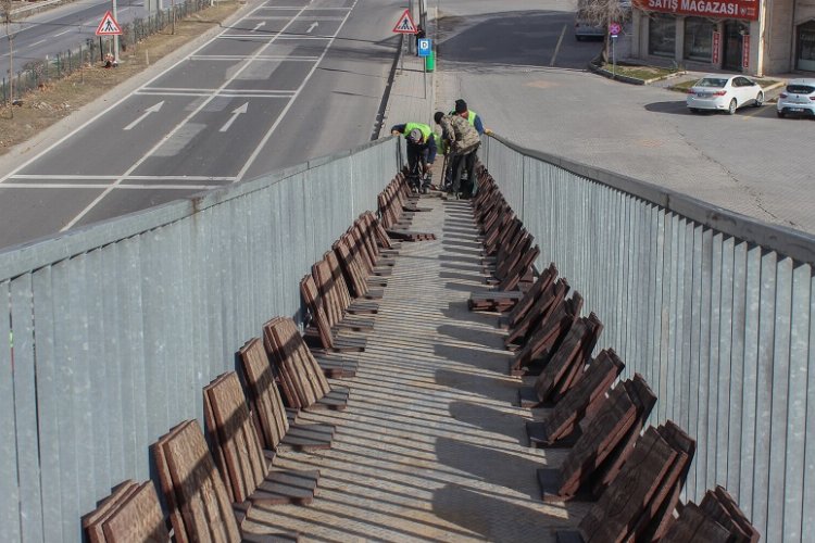 Kütahya Belediyesi Park ve Bahçeler Müdürlüğü ekipleri, şehirde bulunan üst