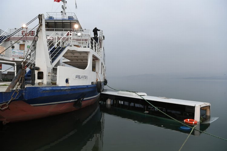 Malatya’da feribota yolcu taşıyan özel halk otobüsü yolcu indirmek için