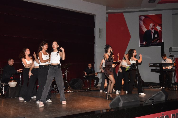 Manisa Büyükşehir Belediyesi Pop Orkestrası, Kültür Merkezi Lale Salonu’nda muhteşem