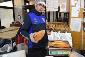 Manisa Büyükşehir Belediyesi Zabıta Dairesi Başkanlığı ekipleri, il merkezindeki fırınlarda