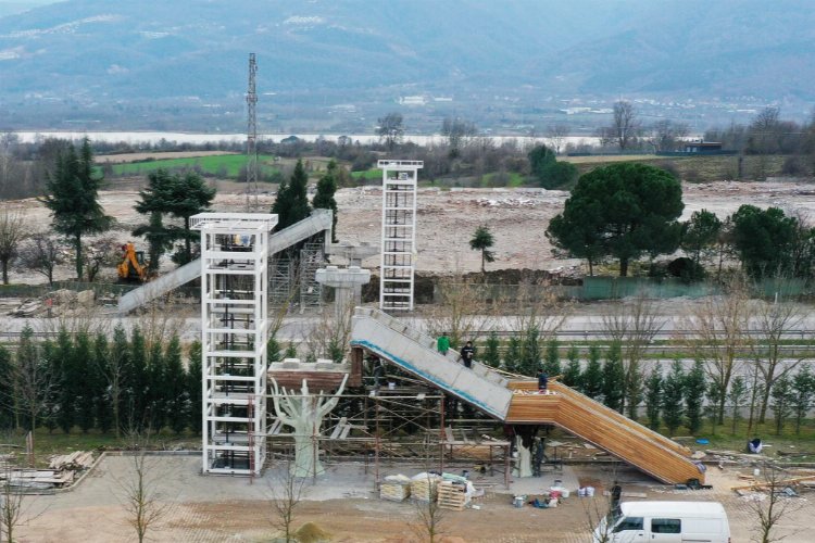 Ormanya’ya yayaların güvenli şekilde ulaşımını sağlayacak doğa temalı üstgeçitte ağaç