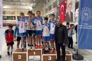 Osmangazi Belediyespor Badminton Takımı sporcuları, kıyasıya mücadelelerin yaşandığı Yıldızlar Bursa