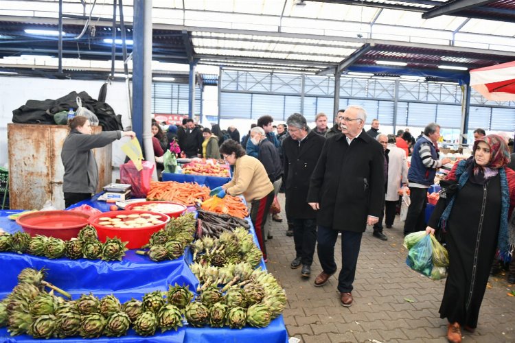 Çanakkale Belediye Başkanı Ülgür Gökhan, Cuma Pazarını gezerek esnaf ve