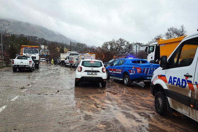 Adıyaman Valiliği, Çelikhan Yolu üzerindeki Bulam 2 köprüsünde yoğun yağış