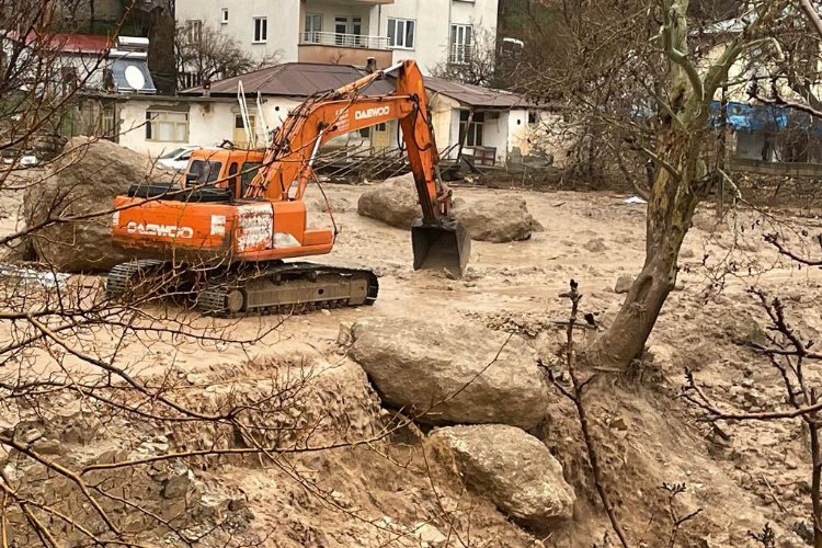 Şanlıurfa ve Adıyaman’da kuvvetli yağışlar sele neden oldu. Sağanağın etkili