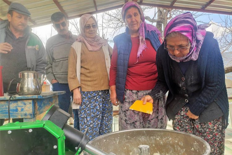 Antalya Büyükşehir Belediyesi, kadınların hayatlarını kolaylaştırmak amacıyla hamur yoğurma makinesi