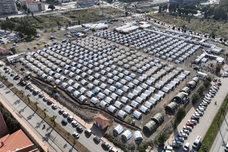 İstanbul’da Beylikdüzü Belediyesi ve Beylikdüzü Kaymakamlığı’nın Hatay İskenderun’da kurduğu çadır