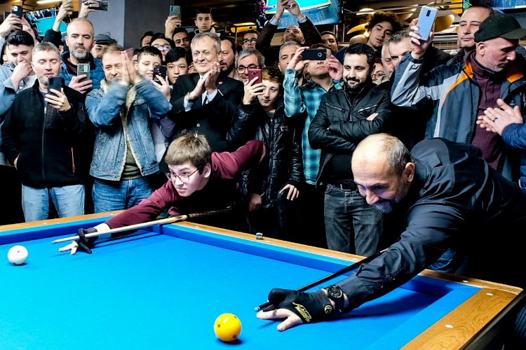 Dünya bilardo şampiyonu Semih Saygıner Bursa’da yeni faaliyete giren bilardo